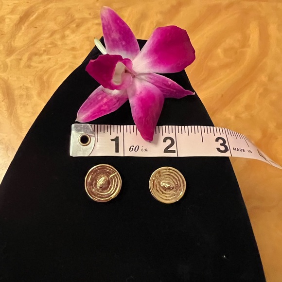 St. John Knit Buttons ❤️ Set of 2 - Picture 2 of 3